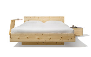 Letto nox in legno massello con testiera in cembro e tavolino sidekick Letto nox in legno massello con testiera in cembro e tavolino sidekick