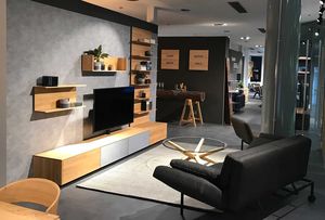 filigno Wohnwand mit stern Couchtisch in Eiche Natur. cubus Wohnwand mit lux Couchtisch in Nussbaum.