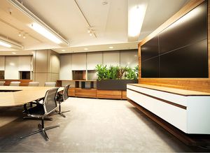 Sala riunioni arredata con mobili TEAM 7 presso la Raiffeisenbank di Bucarest