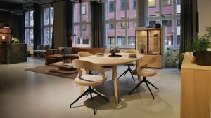 miró Tisch und girado Drehstuhl in Eiche Weißöl im TEAM Store Hamburg miró Tisch und girado Drehstuhl in Eiche Weißöl im TEAM Store Hamburg