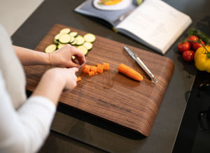 Sichern Sie sich jetzt kostenlos Ihr exklusives TEAM 7 Schneidebrett mit personalisierter Lasergravur! Ihr Schneidebrett mit personalisierter Gravur von TEAM 7