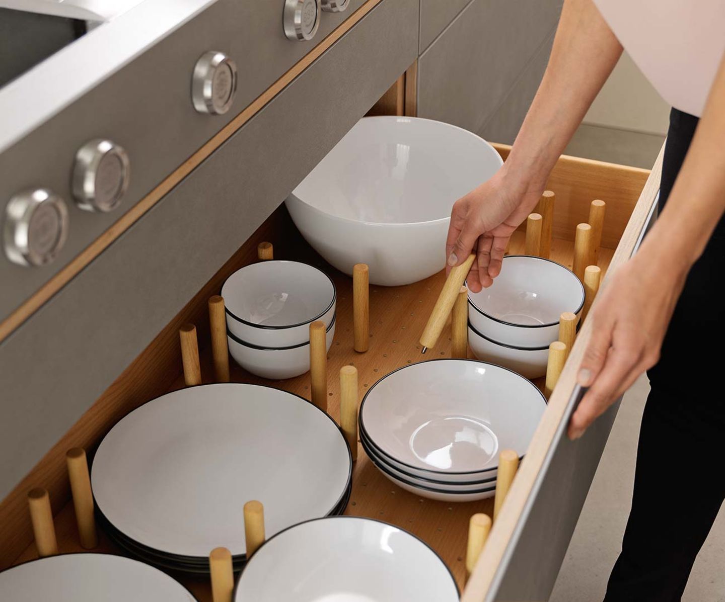 Cucina in legno filigno con base portapiatti e distanziatori Cucina in legno filigno con base portapiatti e distanziatori