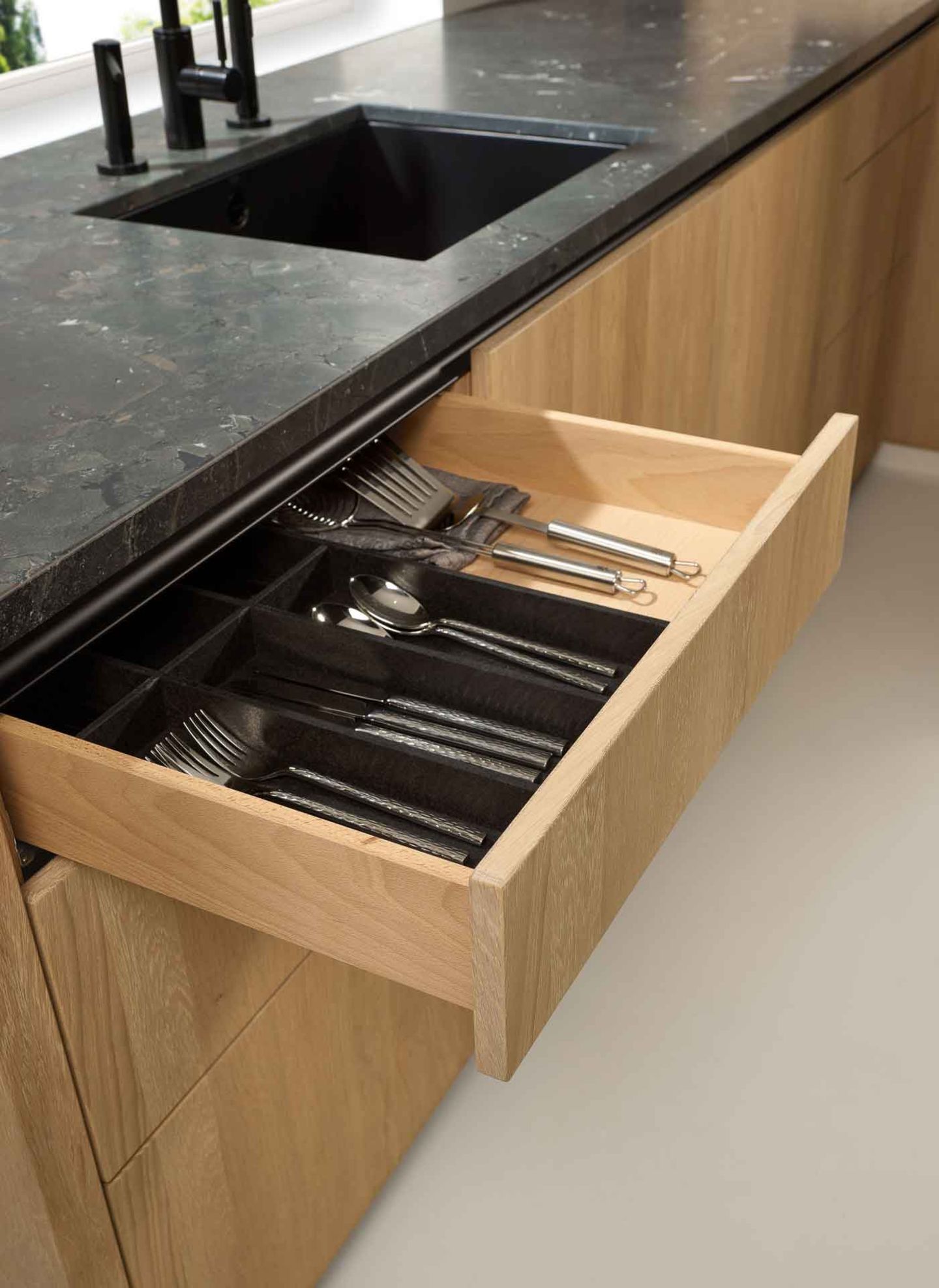Bestecklade mit Griffmulde schwarz matt in der pur Küche Bestecklade mit Griffmulde schwarz matt in der pur Küche