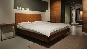 float Bett in Nussbaum Naturöl mit Konsole bei TEAM 7 Hamburg float Bett in Nussbaum Naturöl mit Konsole bei TEAM 7 Hamburg