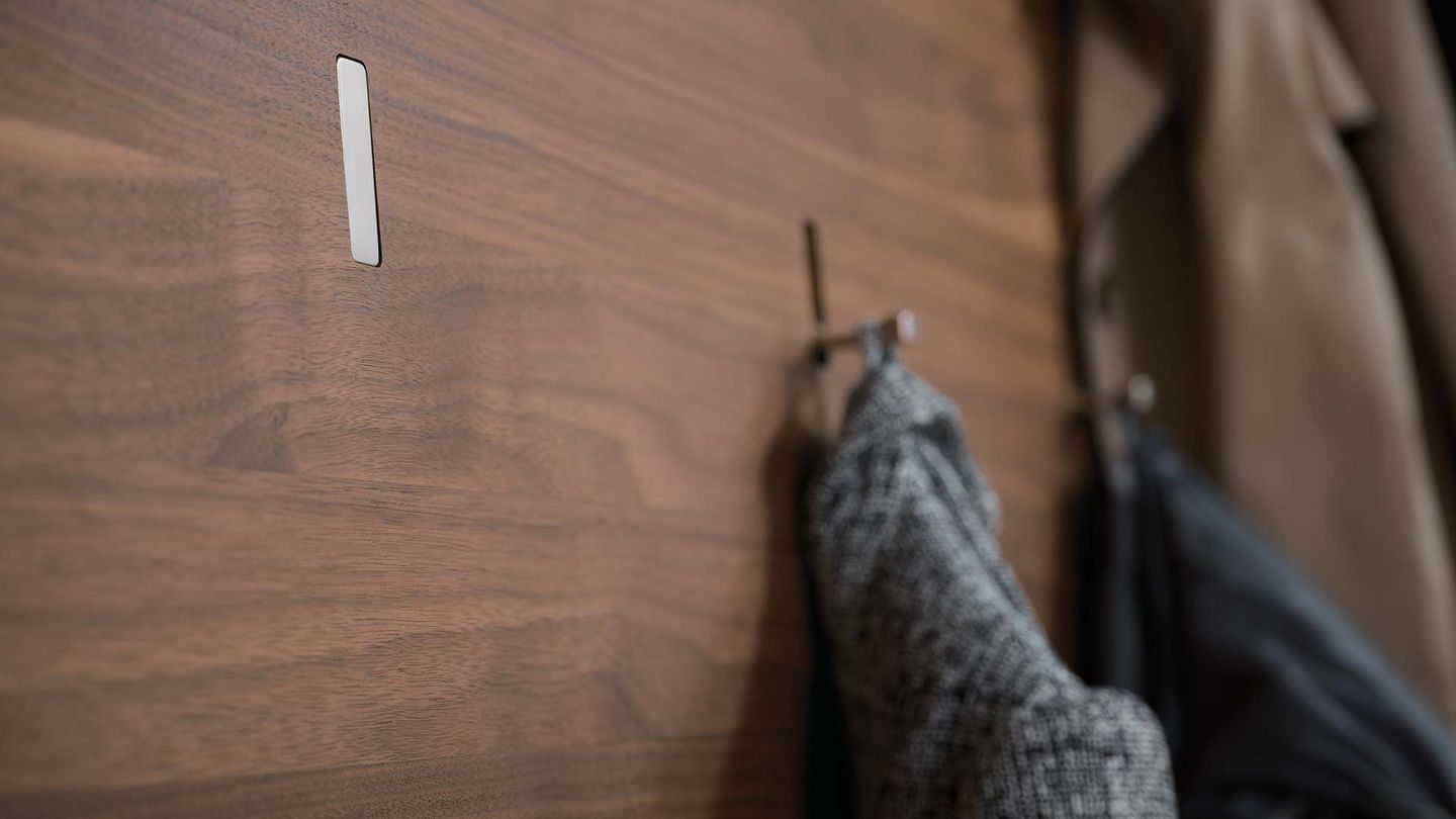 Ingressi cubus pure in legno massello con appendiabiti a scomparsa Ingressi cubus pure in legno massello con appendiabiti a scomparsa