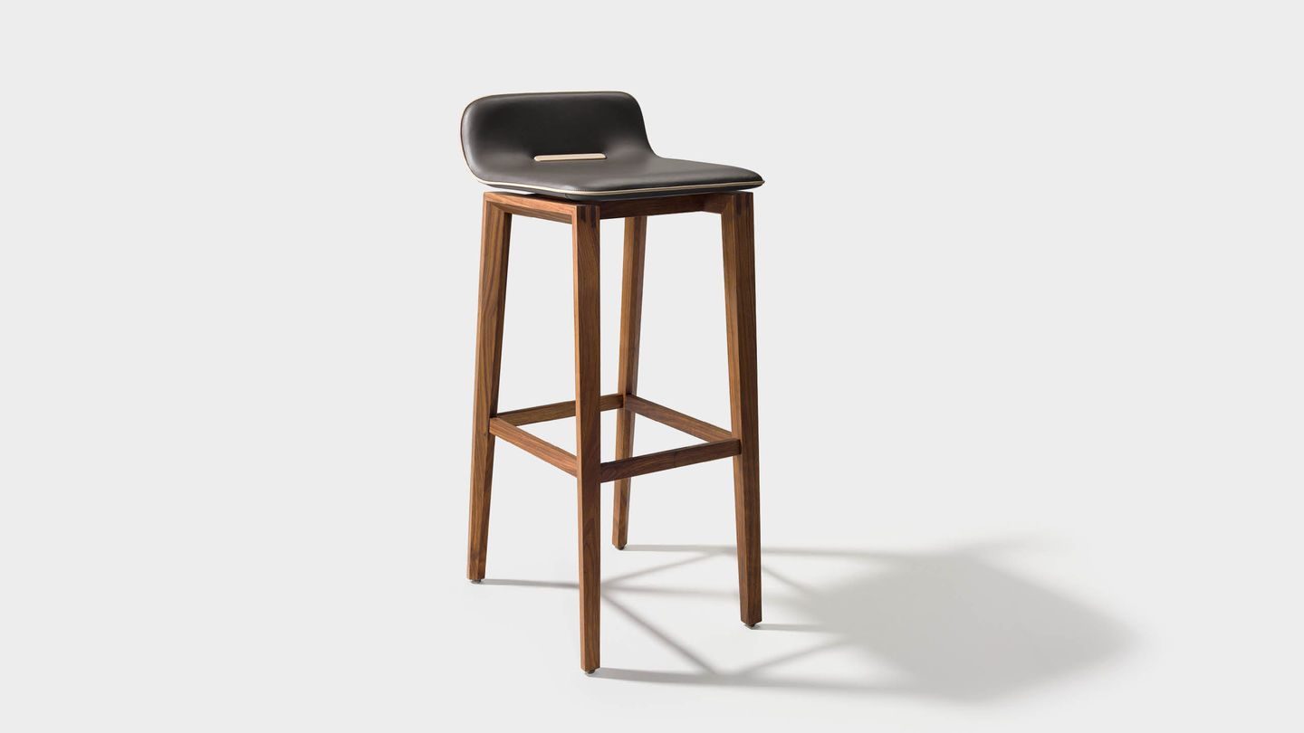Tabouret de bar ark en cuir avec piétement en noyer Tabouret de bar ark en cuir avec piétement en noyer