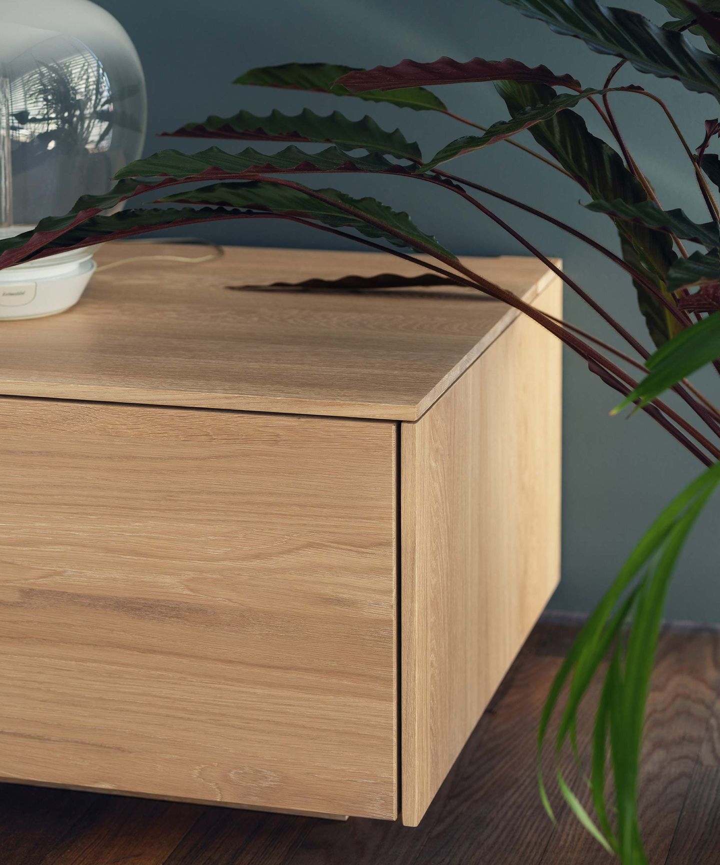 Гостиная filigno от TEAM 7 в белёном дубе, деталь крупным планом Гостиная filigno от TEAM 7 в белёном дубе, деталь крупным планом