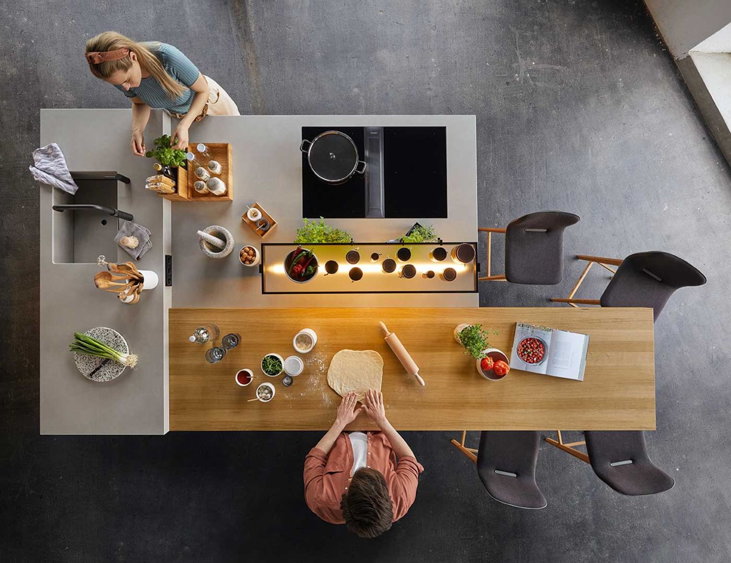 Cucina echt.zeit con zone di lavoro in tre diverse altezze Cucina echt.zeit con zone di lavoro in tre diverse altezze