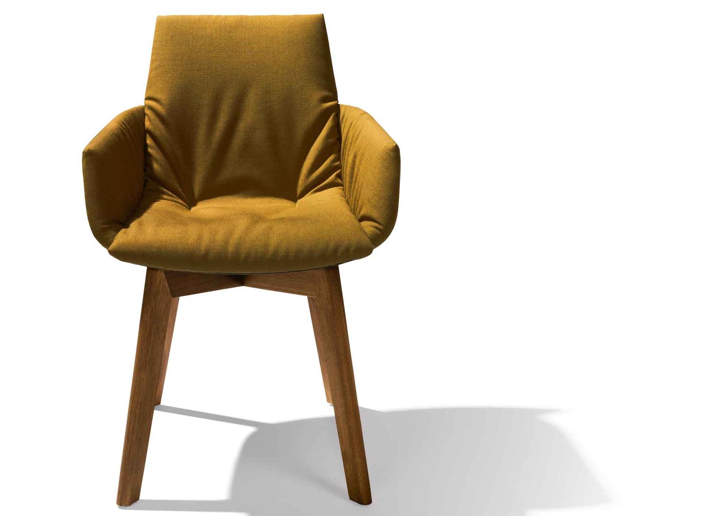 lui legére Stuhl mit Holzgestell in Nussbaum und Sitzschale aus Stoff