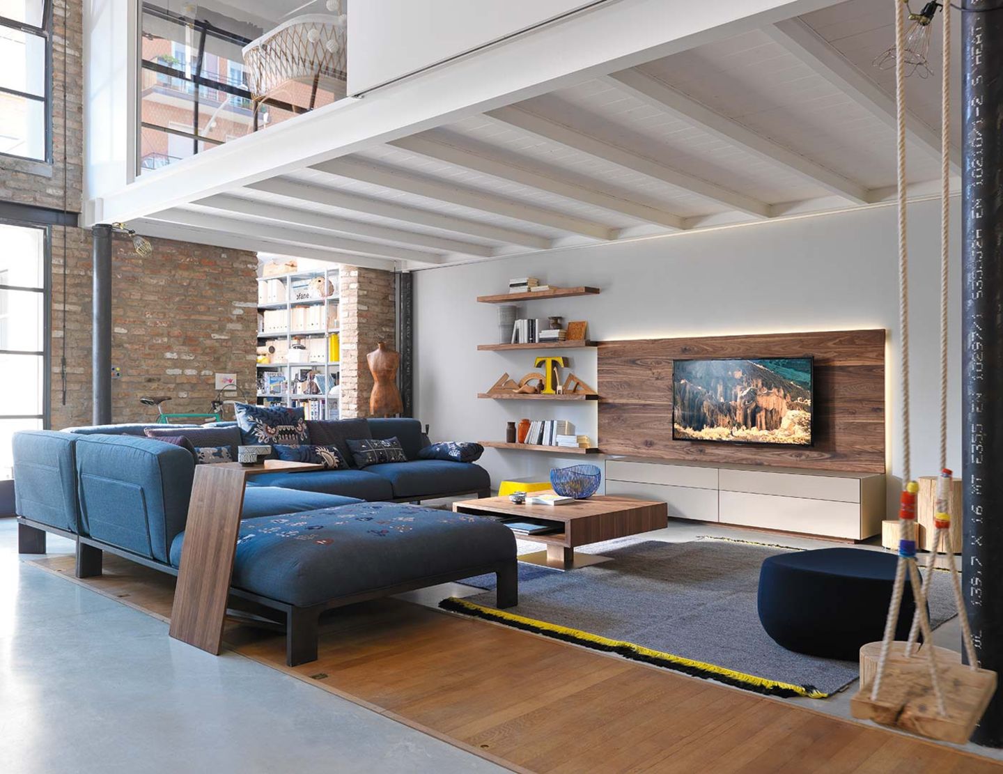 Table d'appoint sidekick en bois massif avec canapé Table d'appoint sidekick en bois massif avec canapé