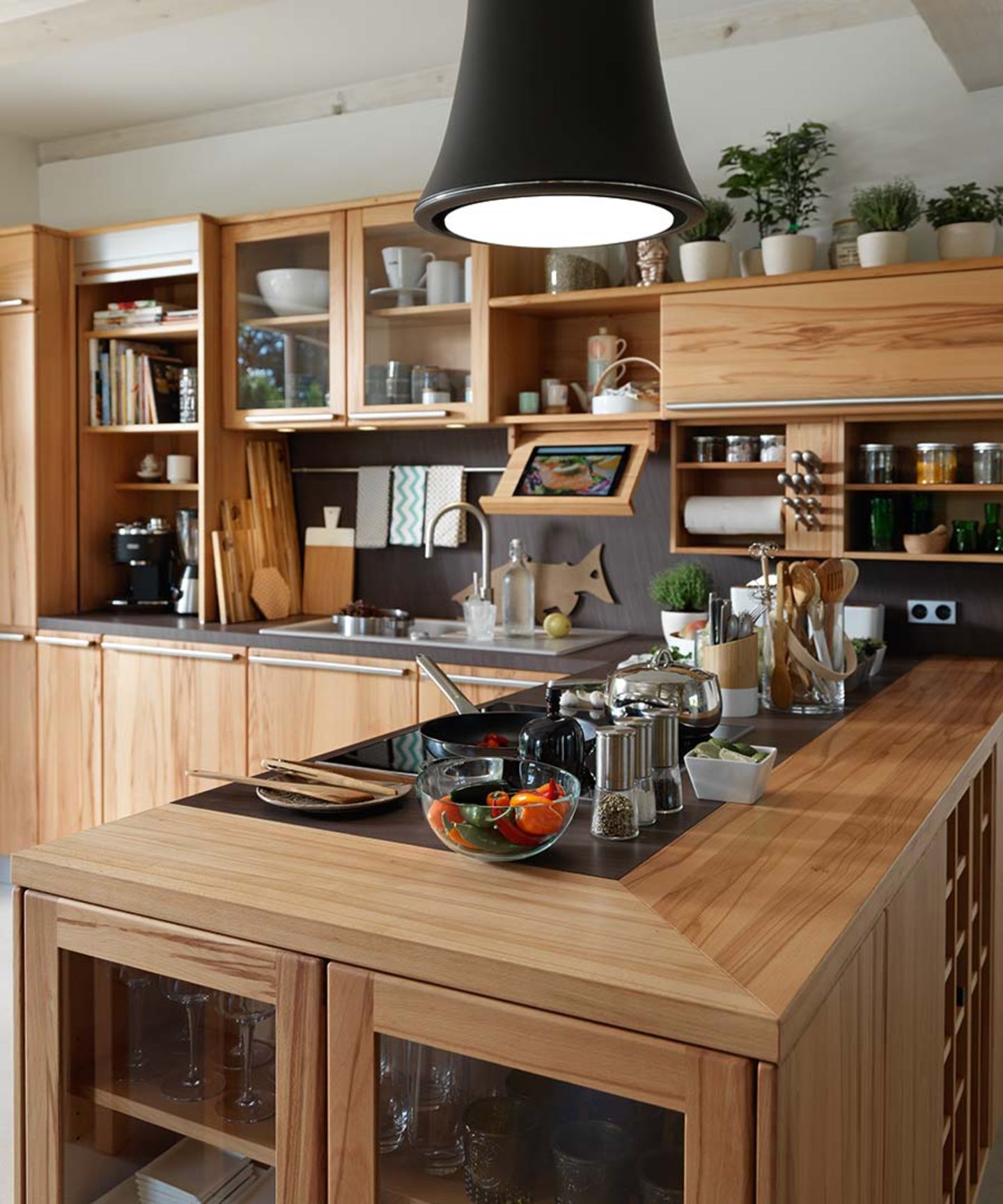 Cucina in legno rondo con leggio in legno naturale per libri di ricette Cucina in legno rondo con leggio in legno naturale per libri di ricette