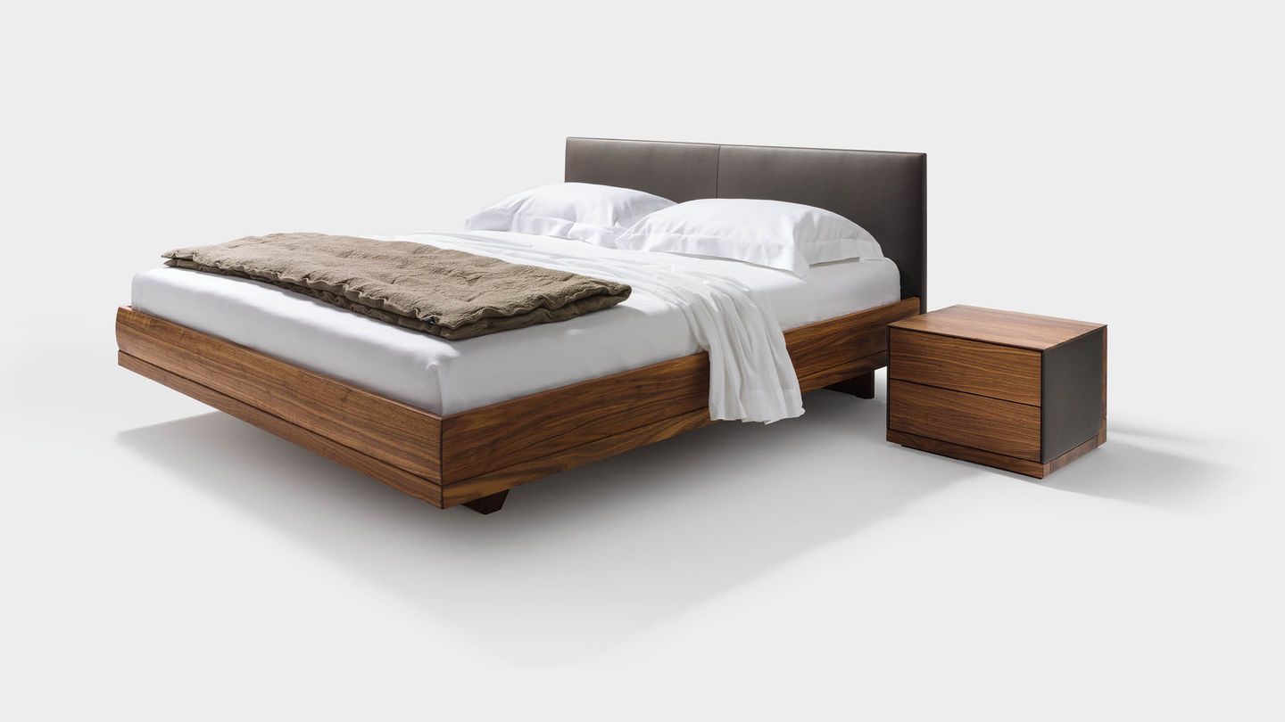 Lit en bois riletto avec tête de lit en cuir Lit en bois riletto avec tête de lit en cuir