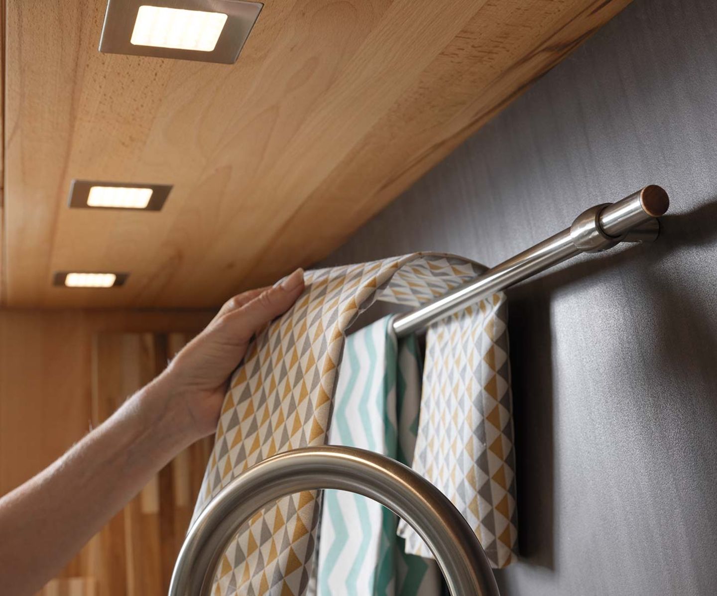 Cuisine rondo en bois massif avec éléments de niches Cuisine rondo en bois massif avec éléments de niches