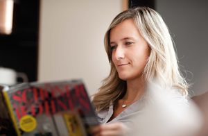 Frau beim Lesen einer Zeitschrift