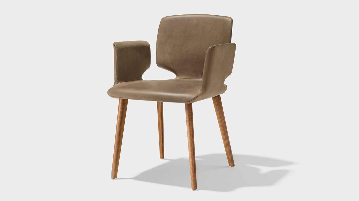 chaise aye en cuir naturel en noyer chaise aye en cuir naturel en noyer