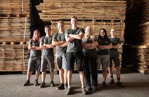 TEAM 7 Mitarbeiter im Holzlager