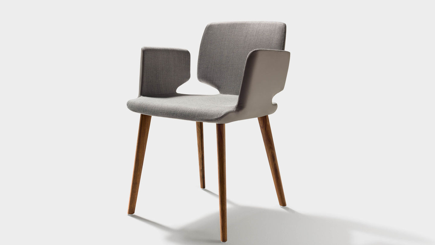 Chaise aye en cuir avec pieds en noyer Chaise aye en cuir avec pieds en noyer