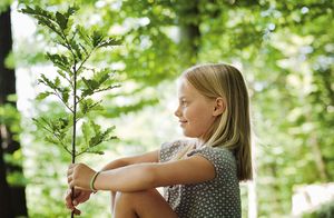 Mädchen mit kleinem Bäumchen