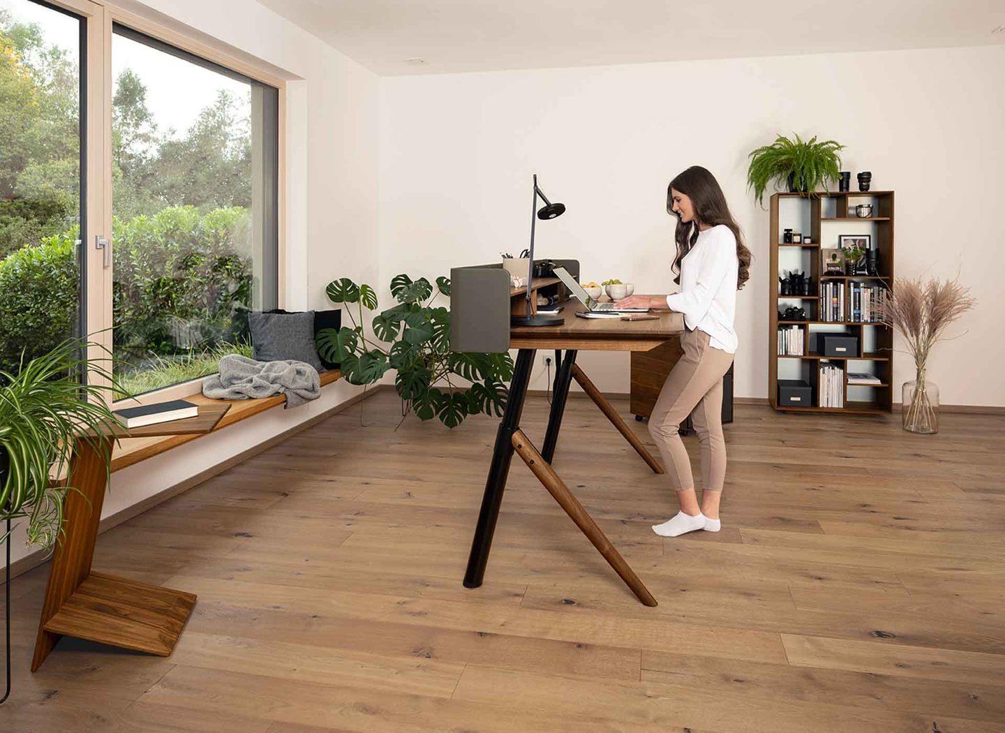 Height adjustable pisa desk for standing use Height adjustable pisa desk for standing use