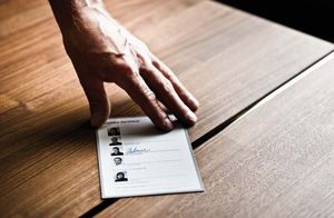 TEAM 7 Qualitäts-Zertifikat auf Holzuntergrund