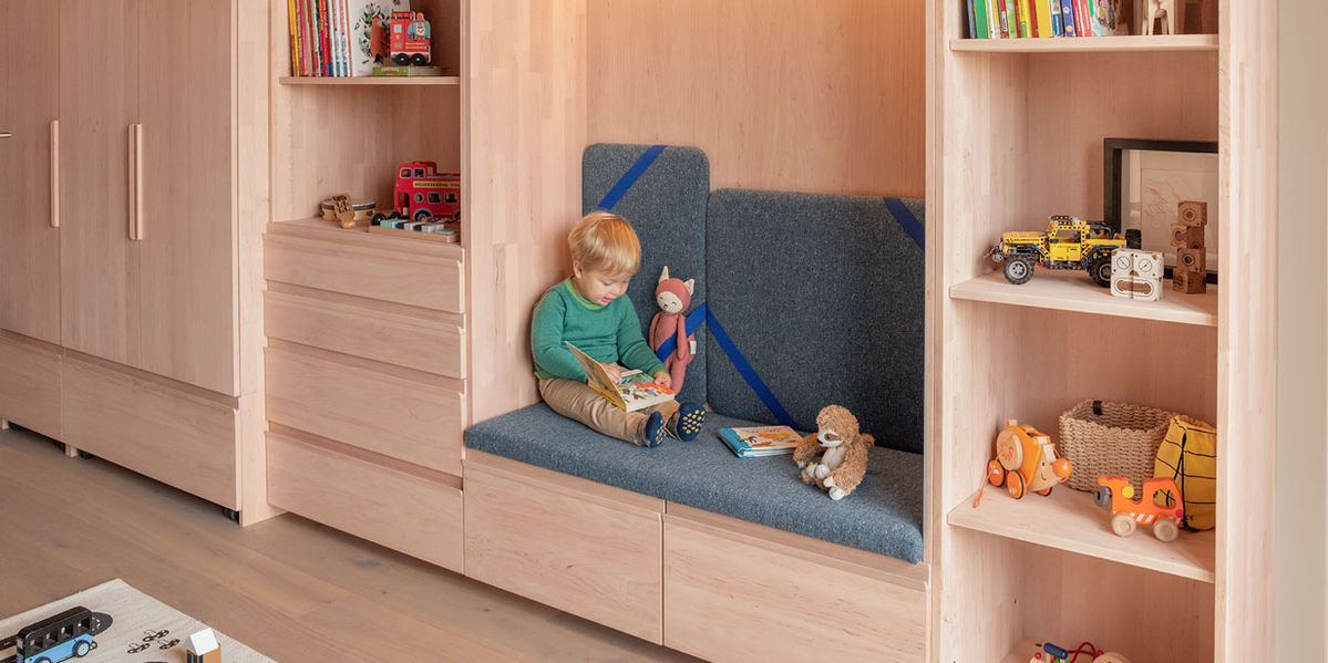 kids Kleiderschrank mit Sitznische in Erle Weißöl bei TEAM 7 Linz kids Kleiderschrank mit Sitznische in Erle Weißöl bei TEAM 7 Linz