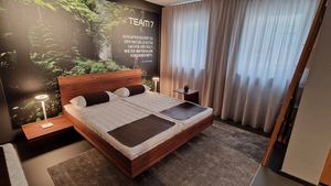 Team7-Dortmund-Exhibition-Slider-riletto-Bed-Walnut TEAM 7 riletto bed in walnut natural oil in the TEAM 7 showroom in Dortmund