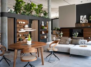 TEAM 7 World Store Exhibition - mirò dining group walnut TEAM 7 miró dining group in walnut with TEAM 7 living room in the background in the TEAM 7 World Store exhibition