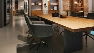 echt.zeit Tisch und grand lui Stuhl im TEAM 7 Store Hamburg echt.zeit Tisch und grand lui Stuhl im TEAM 7 Store Hamburg