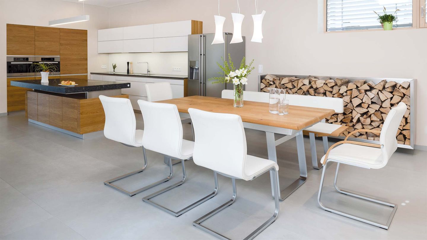 Cucina k7, tavolo nox e sedia a sbalzo magnum di TEAM 7 presso Hafnertec