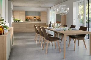 Ausziehtisch tak mit Holzfüßen und mit lui Stühlen