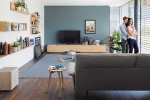 Paar vor TEAM 7 filigno Wohnwand in Eiche Weiß.