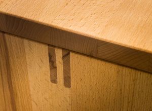 Meuble de vestibule cubus en bois massif avec détails artisanaux Meuble de vestibule cubus en bois massif avec détails artisanaux