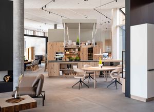 TEAM 7 World Store - loft kitchen and mirò dining group TEAM 7 loft kitchen and miró dining set in white oak at the TEAM 7 World Store Ried