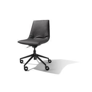 lui office swivel chair in black leather by TEAM 7 – view diagonally from the front lui office swivel chair in black leather by TEAM 7 – view diagonally from the front