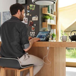 Деревянная кухня l1 из ольхи от TEAM 7 с барной стойкой. Деревянная кухня l1 из ольхи от TEAM 7 с барной стойкой.