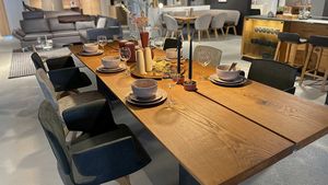 echt.zeit Tisch in Eiche im TEAM 7 Flagshipstore Linz echt.zeit Tisch in Eiche im TEAM 7 Flagshipstore Linz