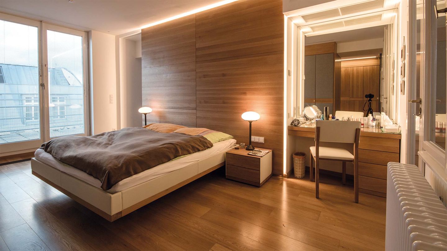 TEAM 7 Massivholzmöbel im Schlafzimmer einer Privatwohnung