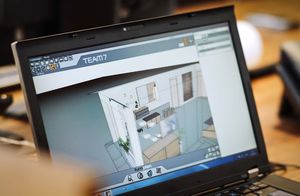 Maßgefertigte TEAM 7 Möbel Planung am Laptop