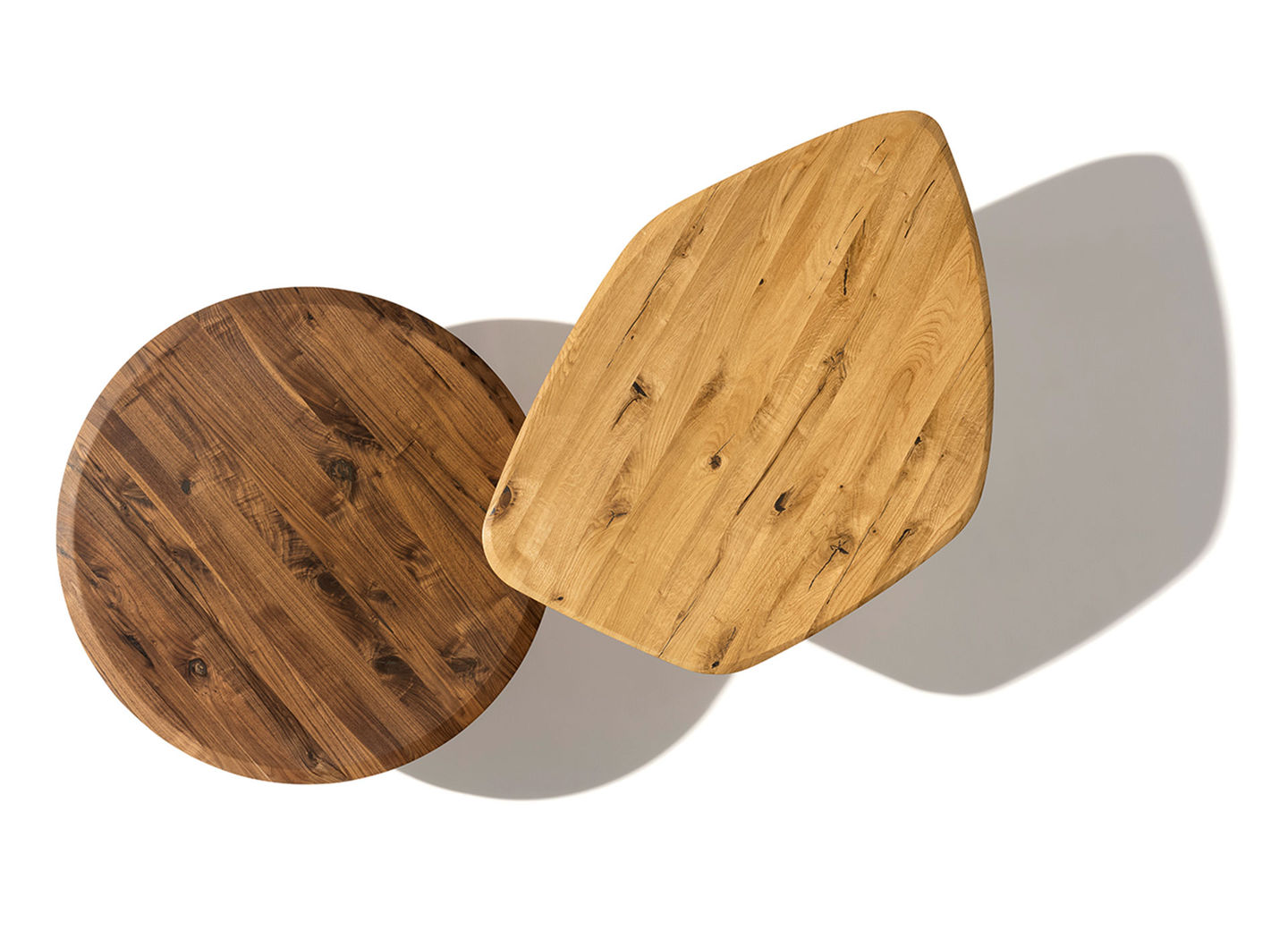ur Couchtisch rund und Freiform in Wildnussbaum und Wildeiche von TEAM 7