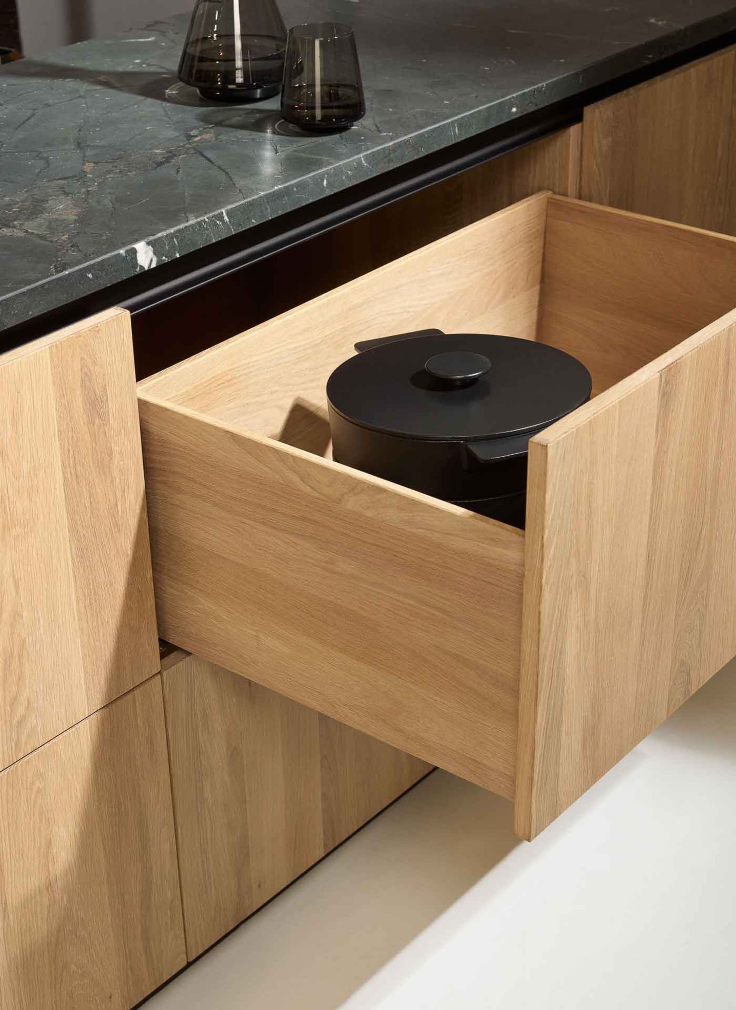 Griffmuldenleiste aus Metall schwarz matt für Laden bei der pur Küche Griffmuldenleiste aus Metall schwarz matt für Laden bei der pur Küche