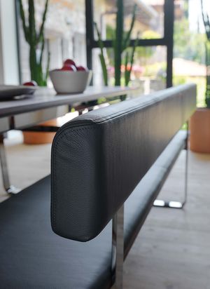 Gros plan du dossier en cuir du banc nox de TEAM 7