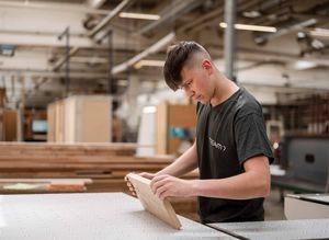 TEAM 7 Mitarbeiter im Werk bei der Arbeit