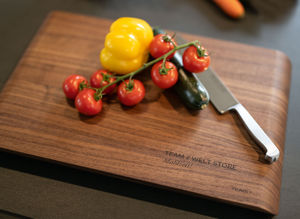 Sichern Sie sich jetzt kostenlos Ihr exklusives TEAM 7 Schneidebrett mit personalisierter Lasergravur! Ihr Schneidebrett mit personalisierter Gravur von TEAM 7