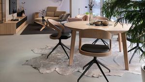 miró Tisch und girado Stuhl im TEAM 7 Flagshipstore Linz miró Tisch und girado Stuhl im TEAM 7 Flagshipstore Linz
