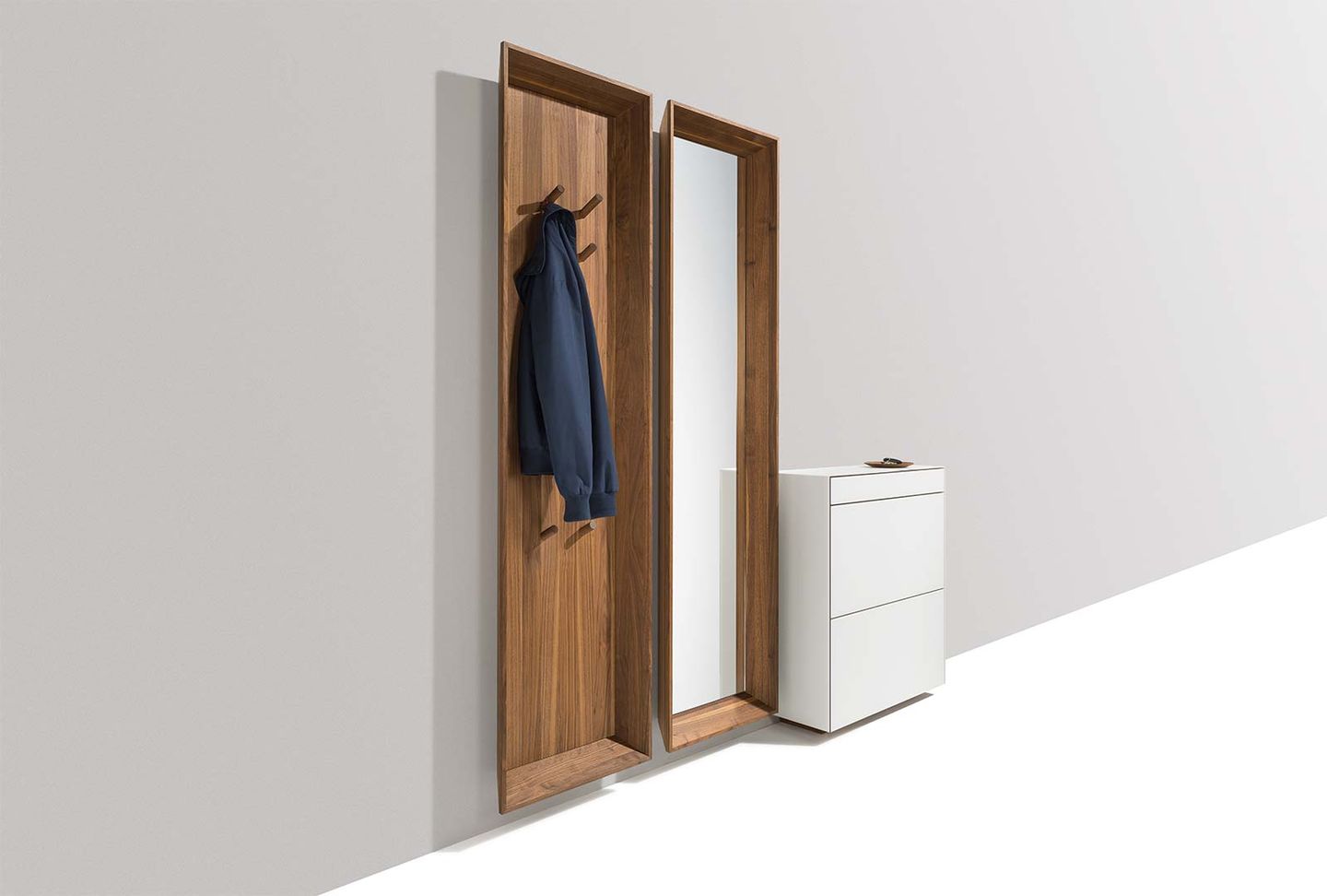 Diele haiku mit Garderobe und Spiegel hängend in Nussbaum Diele haiku mit Garderobe und Spiegel hängend in Nussbaum