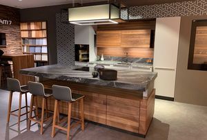 k7 Kochinsel in Nussbaum mit ark Barhocker. k7 Kochinsel in Nussbaum mit ark Barhocker.