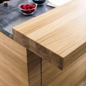 linee kitchen in oak with bar element.