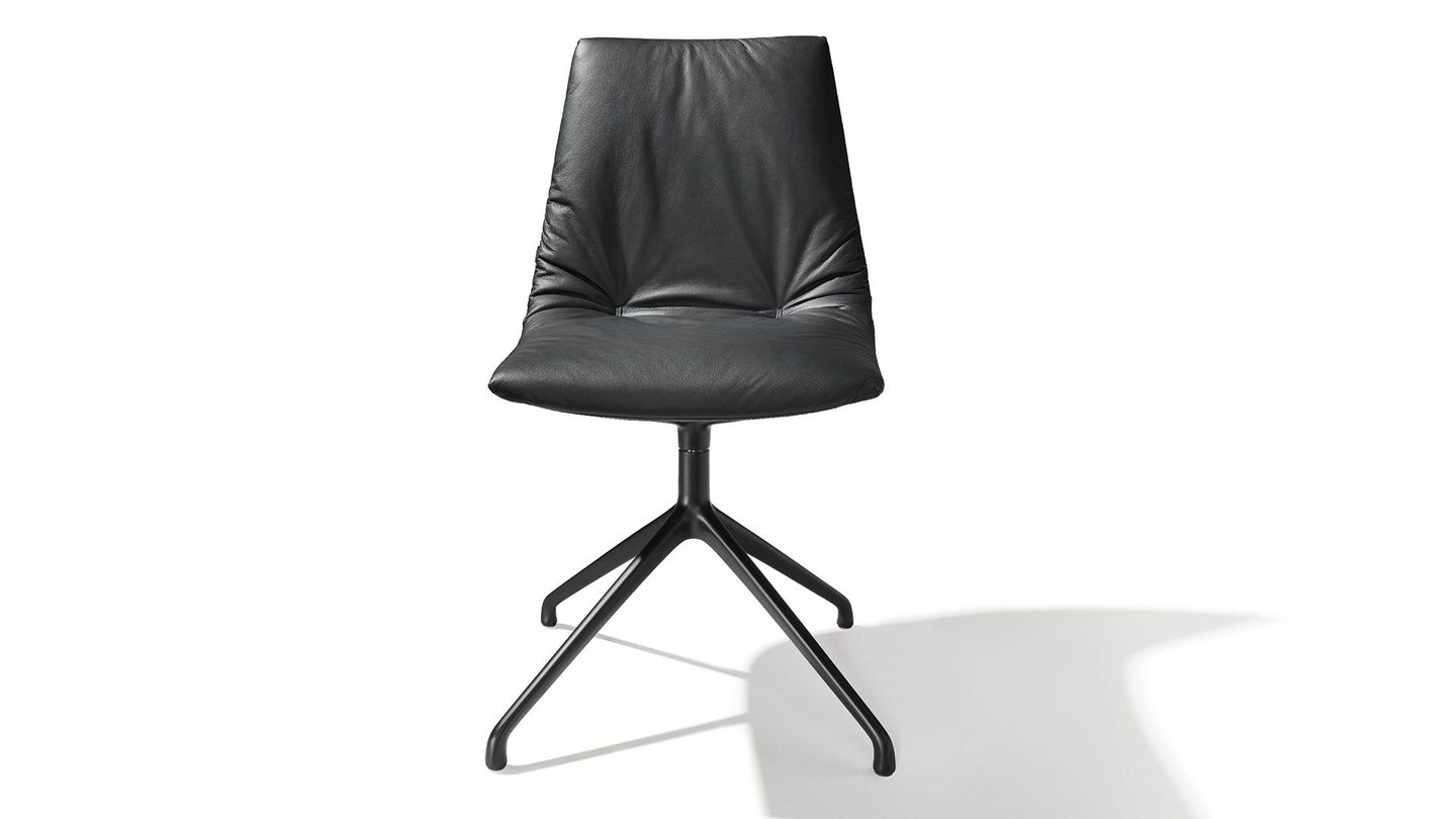 lui chaise pietement noir mat cuir devant lui chaise pietement noir mat cuir devant