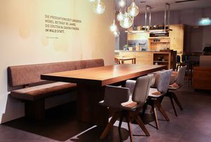 tema Tisch in Nussbaum mit yps Bank und aye Stühlen bei TEAM 7 Berlin. tema Tisch in Nussbaum mit yps Bank und aye Stühlen bei TEAM 7 Berlin.