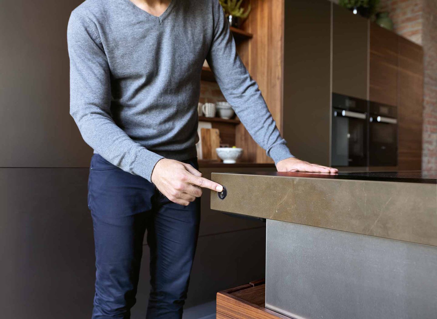 Isola di cottura k7 con piano di lavoro regolabile in altezza tramite pulsante Isola di cottura k7 con piano di lavoro regolabile in altezza tramite pulsante